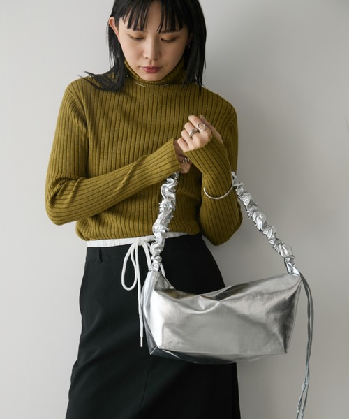 Aunt Marie's(アントマリーズ)の「ワンハンドルギャザーショルダーバッグ/500mlペットボトル収納可(ボディバッグ/ウエストポーチ・レディース・シルバー/ゴールド/ブラック・FREE)」の20枚目の写真