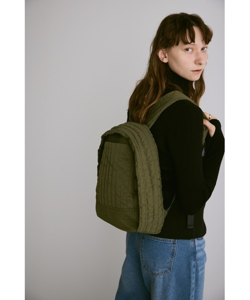 un/neu(アンノイ)の「パテッドキルトデイバッグ / タブレット、iPad収納スペース付き / 軽量(バックパック/リュック・レディース・グレー/ブラック/カーキ・FREE)」の22枚目の写真