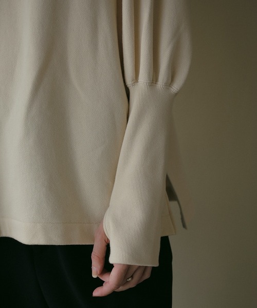 MANOF(マノフ)の「PUFF SLEEVE CUT TOPS(スウェット・レディース・モスグリーン/アイボリー/ブラック・FREE)」の9枚目の写真