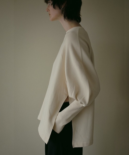 MANOF(マノフ)の「PUFF SLEEVE CUT TOPS(スウェット・レディース・モスグリーン/アイボリー/ブラック・FREE)」の6枚目の写真