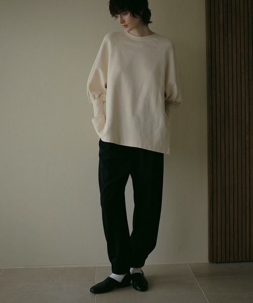 MANOF(マノフ)の「PUFF SLEEVE CUT TOPS(スウェット・レディース・モスグリーン/アイボリー/ブラック・FREE)」の10枚目の写真