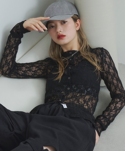 VIOLETTA（ヴィオレッタ）の「リングボタンレースシアーシャツ（Tシャツ/カットソー・レディース・ホワイト/グレイッシュベージュ/ブラック/ネイビー・FREE）」の18枚目の写真