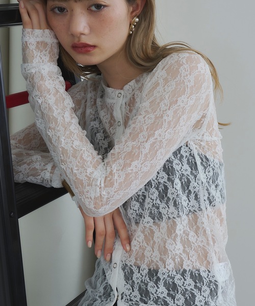 VIOLETTA(ヴィオレッタ)の「リングボタンレースシアーシャツ(Tシャツ/カットソー・レディース・ホワイト/グレイッシュベージュ/ブラック/ネイビー・FREE)」の5枚目の写真