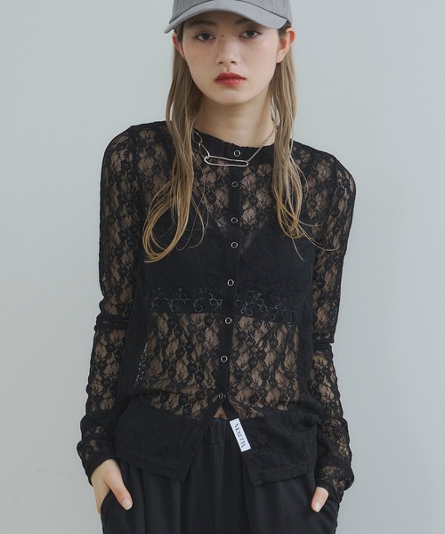 VIOLETTA（ヴィオレッタ）の「リングボタンレースシアーシャツ（Tシャツ/カットソー・レディース・ホワイト/グレイッシュベージュ/ブラック/ネイビー・FREE）」の13枚目の写真