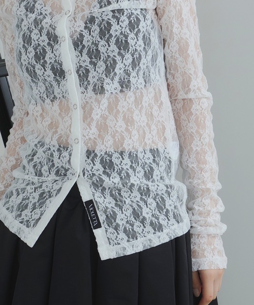 VIOLETTA（ヴィオレッタ）の「リングボタンレースシアーシャツ（Tシャツ/カットソー・レディース・ホワイト/グレイッシュベージュ/ブラック/ネイビー・FREE）」の22枚目の写真