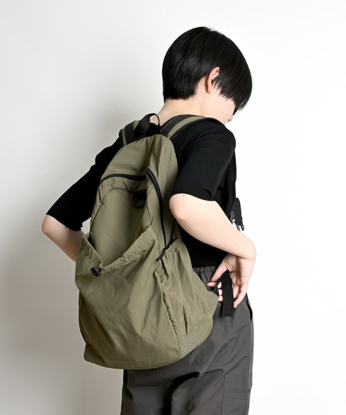 MARAI(マーライ)の「ドローストリング リュック バックパック 撥水加工(バックパック/リュック・レディース・ベージュ/カーキ/ブラック/グレー・フリー)」の4枚目の写真