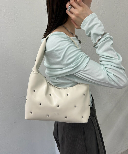 mystic（ミスティック）の「loti スタッズホーボーBAG（ハンドバッグ・レディース・オフホワイト/ブラック・ONE SIZE）」の3枚目の写真