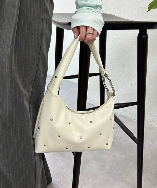 mystic（ミスティック）の「loti スタッズホーボーBAG（ハンドバッグ・レディース・オフホワイト/ブラック・ONE SIZE）」の5枚目の写真