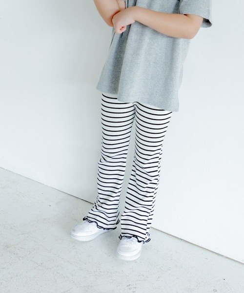 LOWRYS FARM（ローリーズファーム）の「カットフレアパンツ　495473（その他パンツ・キッズ・ブルー系その他/ブラック/グレイッシュベージュ/ブルー/パープル系その他/ブラック×ホワイト/グリーン系その他/ドット/ピンク/ライム・130cm/120cm/110cm/140cm/150cm）」の2枚目の写真