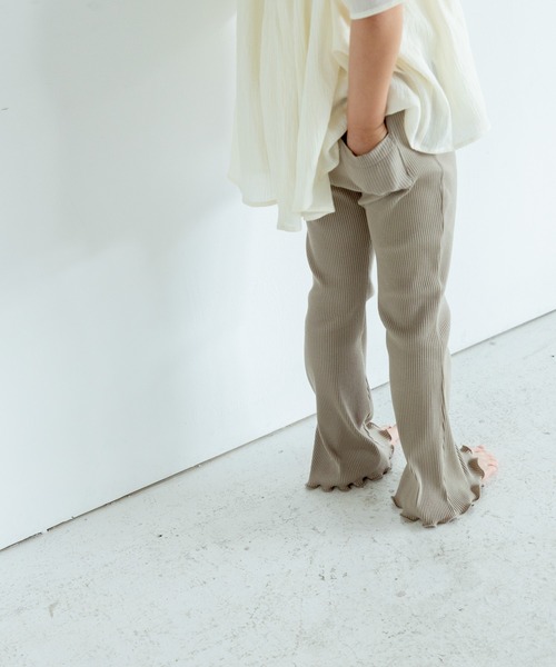 LOWRYS FARM（ローリーズファーム）の「カットフレアパンツ　495473（その他パンツ・キッズ・ブルー系その他/ブラック/グレイッシュベージュ/ブルー/パープル系その他/ブラック×ホワイト/グリーン系その他/ドット/ピンク/ライム・130cm/120cm/110cm/140cm/150cm）」の3枚目の写真