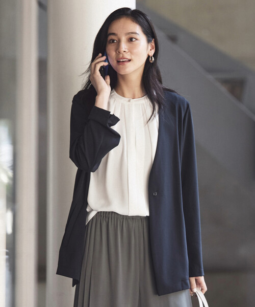 COMME CA ISM(コムサイズム)の「【UVカット・吸水速乾・接触冷感】kireri ノーカラージャケット / セットアップ対応(ノーカラージャケット・レディース・ネイビー/モカ・MEDIUM/LARGE)」の1枚目の写真