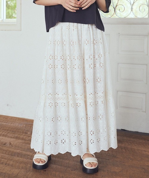 earth music&ecology（アースミュージックアンドエコロジー）の「シフリー刺繍スカート（スカート・レディース・ブラック/アイボリー・FREE）」の2枚目の写真