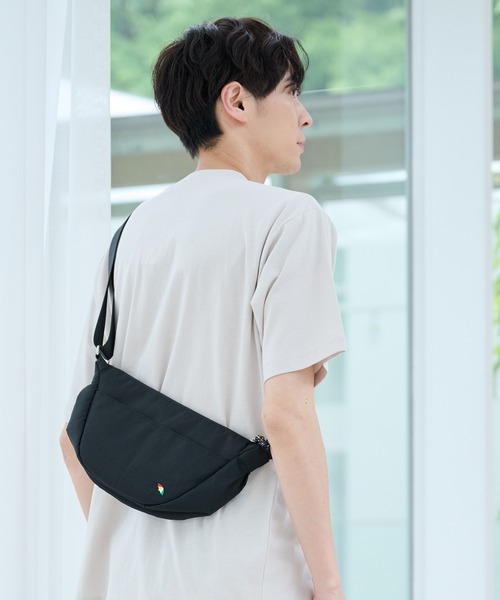 Arnold Palmer（アーノルドパーマー）の「メッシュコンビ ラウンド ショルダーバッグ（ショルダーバッグ・レディース・ブラック/ベージュ/カーキ・F）」の4枚目の写真