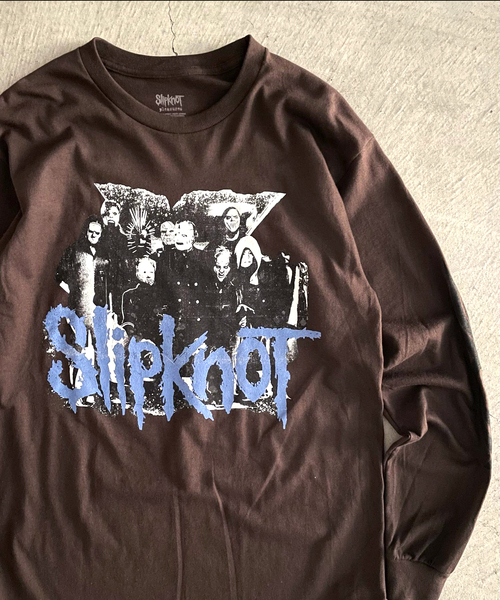 PLEASURES（プレジャー）の「PLEASURES × SlipKnot COMPASS L/S Tee（Tシャツ/カットソー・メンズ・ブラウン・MEDIUM/LARGE/X-LARGE）」の2枚目の写真