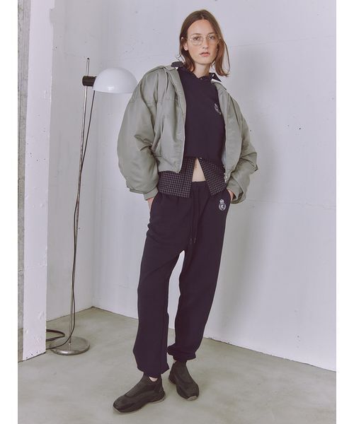 emmi（エミ）の「エンブレムロゴスウェットパンツ（スウェットパンツ・レディース・ネイビー/アイボリー・F）」の4枚目の写真