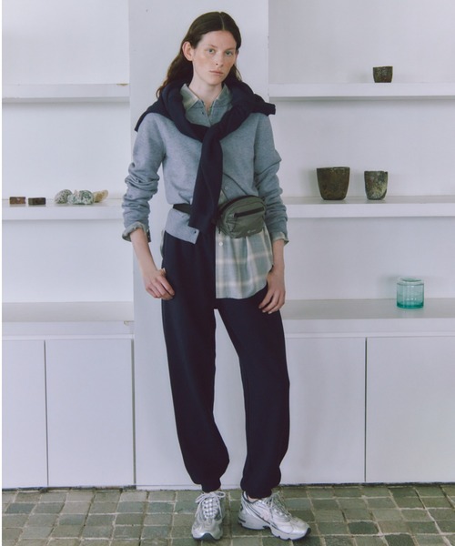 emmi（エミ）の「エンブレムロゴスウェットパンツ（スウェットパンツ・レディース・ネイビー/アイボリー・F）」の2枚目の写真