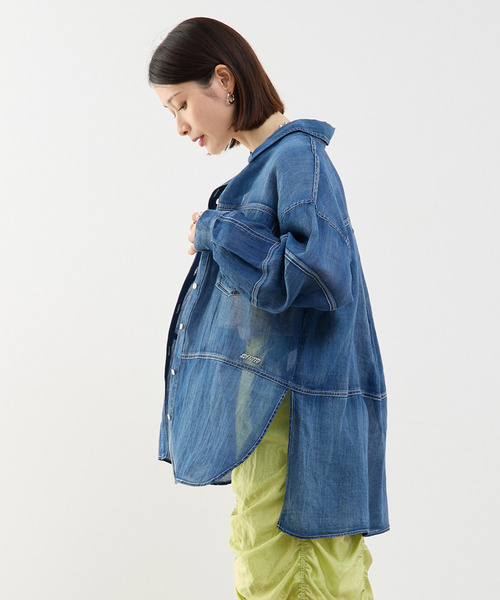 SOFFITTO(ソフィット)の「Soffittoロゴ刺繍入りシアーデニムビックシャツ(シャツ/ブラウス・レディース・ケミカルウォッシュ・FREE)」の11枚目の写真