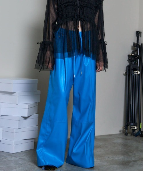 MAISON SPECIAL（メゾンスペシャル）の「Volume Wide Vegan Leather Pants/ボリュームワイドヴィーガンレザーパンツ（その他パンツ・レディース・ブルー/ピンク/ブラウン/ブラック・36/38）」の4枚目の写真