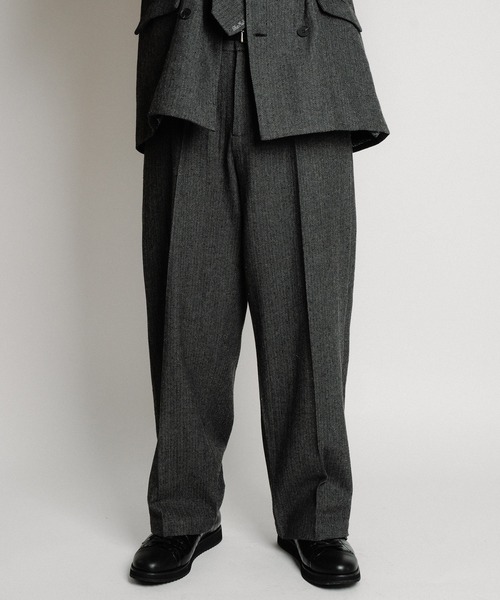 Subciety(サブサエティ)の「Herringbone side zip wide slacks(スラックス・メンズ・ブラウン/グレー/ブラック・X-LARGE/LARGE/MEDIUM/SMALL)」の9枚目の写真