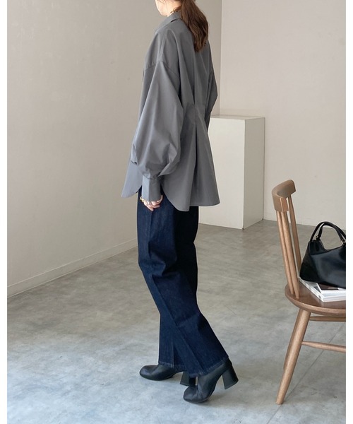 She's Closet（シーズクローゼット）の「長袖オーバーサイズ ウエストタック ロングカラーシャツ ブラウス（シャツ/ブラウス・レディース・ブルー/ブラウン/チャコールグレー/ホワイト/ピンク/イエロー・FREE）」の14枚目の写真