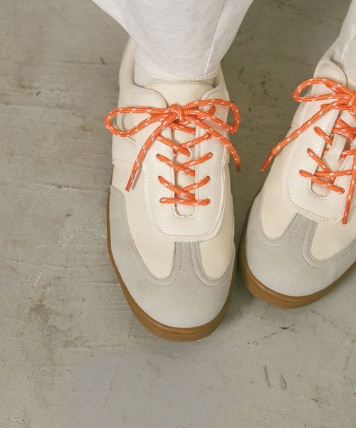 BAYFLOW（ベイフロー）の「[抗菌防臭＆撥水加工付き]替え紐付きスニーカー（スニーカー・レディース・オフホワイト/ブラック・LARGE/MEDIUM）」の3枚目の写真
