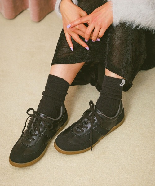 BAYFLOW（ベイフロー）の「[抗菌防臭＆撥水加工付き]替え紐付きスニーカー（スニーカー・レディース・オフホワイト/ブラック・LARGE/MEDIUM）」の4枚目の写真