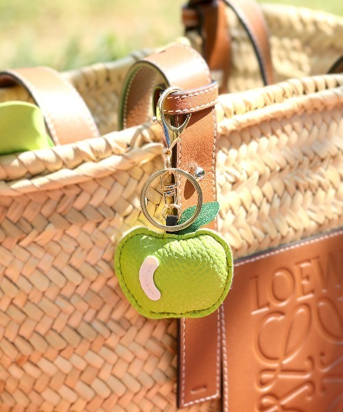 PUレザーリンゴモチーフチャーム レザーチャーム フルーツ アップル