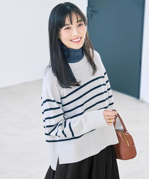 UNFILO(アンフィーロ)の「カシミヤブレンド クルーネックニット(ニット/セーター・レディース・レッド系/ライトグレー系1/ネイビー系/ライトグリーン系/アイボリー系/グレー系1/ピンク系/ベージュ系/ライトグレー系・MEDIUM/SMALL/X-SMALL)」の2枚目の写真