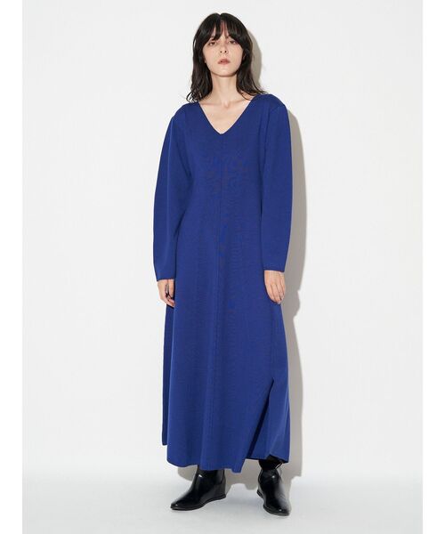 ELENDEEK(エレンディーク)の「フィット&フレアニットワンピース(ワンピース・レディース・ブラック/オフホワイト/ブルー・01/02)」の1枚目の写真