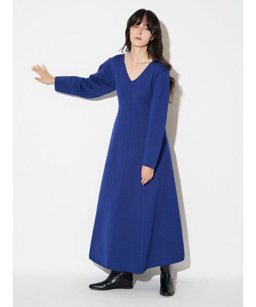 ELENDEEK(エレンディーク)の「フィット&フレアニットワンピース(ワンピース・レディース・ブラック/オフホワイト/ブルー・01/02)」の4枚目の写真