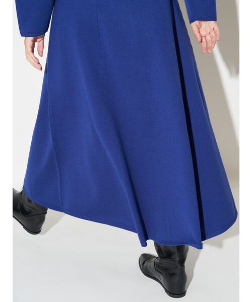 ELENDEEK(エレンディーク)の「フィット&フレアニットワンピース(ワンピース・レディース・ブラック/オフホワイト/ブルー・01/02)」の7枚目の写真