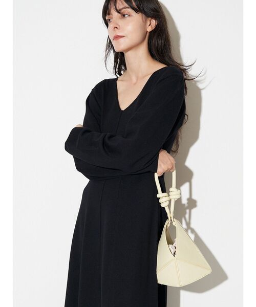 ELENDEEK(エレンディーク)の「フィット&フレアニットワンピース(ワンピース・レディース・ブラック/オフホワイト/ブルー・01/02)」の12枚目の写真