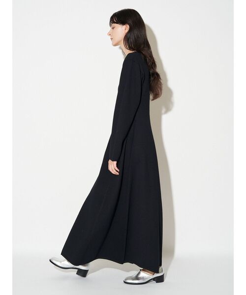 ELENDEEK(エレンディーク)の「フィット&フレアニットワンピース(ワンピース・レディース・ブラック/オフホワイト/ブルー・01/02)」の15枚目の写真