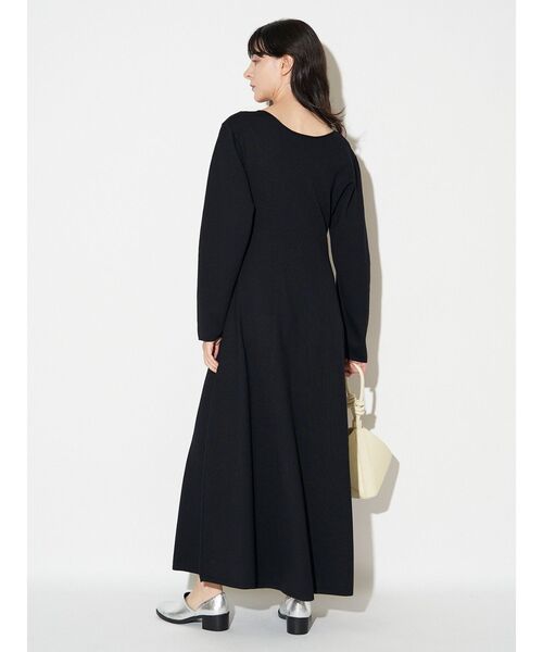 ELENDEEK(エレンディーク)の「フィット&フレアニットワンピース(ワンピース・レディース・ブラック/オフホワイト/ブルー・01/02)」の16枚目の写真
