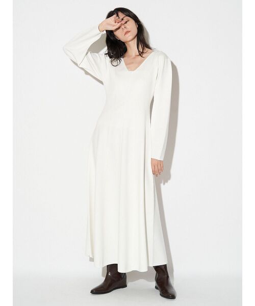 ELENDEEK(エレンディーク)の「フィット&フレアニットワンピース(ワンピース・レディース・ブラック/オフホワイト/ブルー・01/02)」の20枚目の写真