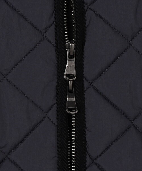 SHIPS（シップス）の「SHIPS:〈手洗い可能〉NETPLUS(R) キルティング スタンド ベスト（ベスト・メンズ・ブラック/チャコールグレー・SMALL/MEDIUM/LARGE/X-LARGE）」の19枚目の写真