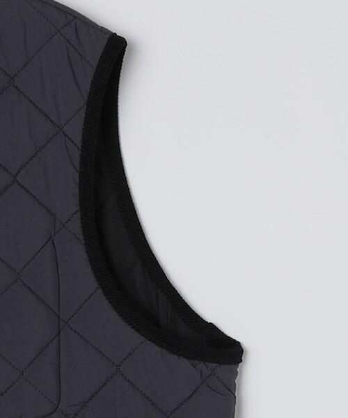 SHIPS（シップス）の「SHIPS:〈手洗い可能〉NETPLUS(R) キルティング スタンド ベスト（ベスト・メンズ・ブラック/チャコールグレー・SMALL/MEDIUM/LARGE/X-LARGE）」の20枚目の写真