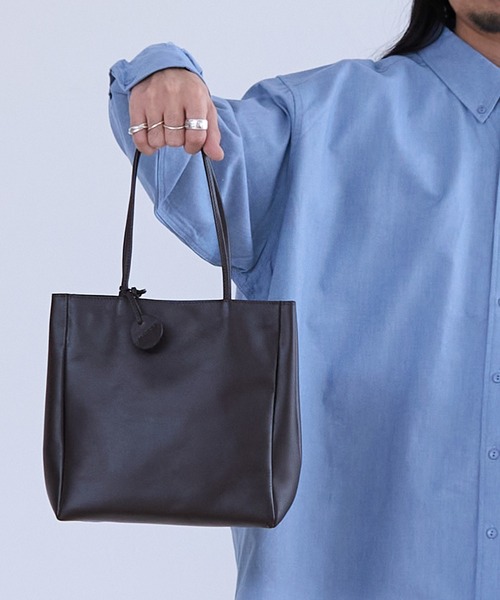 MADULI（マドゥリ）の「MADULI マドゥリ レザーペーパーバッグ(20539)（トートバッグ・メンズ・ブラック/ダークブラウン・FREE）」の2枚目の写真