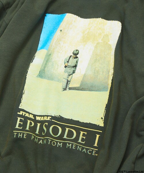 FREAK'S STORE(フリークスストア)の「STARWARS/スターウォーズ(Graphic) ヴィンテージライク クルーネックスウェット/フロスト加工/リラックスフィット(スウェット・メンズ・チャコールグレー/ブラック/ライトグレー・MEDIUM/LARGE)」の4枚目の写真