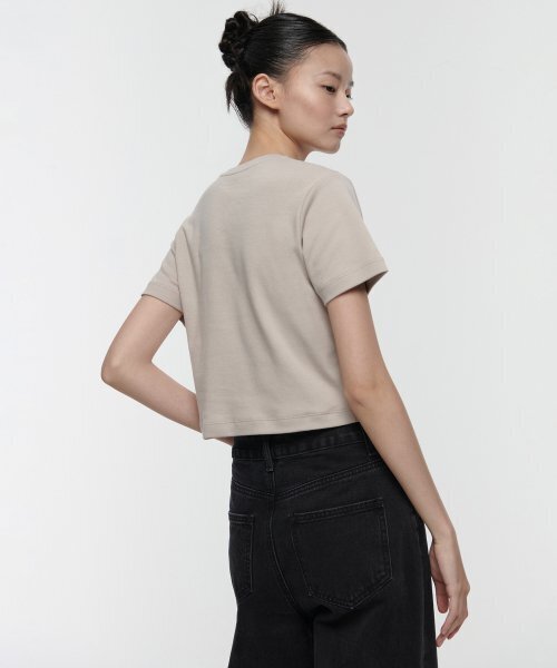 MUSINSA STANDARD WOMAN（ムシンサスタンダードウーマン）の「ウィメンズクルーネッククロップTシャツ[マッシュルーム]（Tシャツ/カットソー・レディース・その他・SMALL/MEDIUM/LARGE/X-LARGE/X-SMALL）」の2枚目の写真