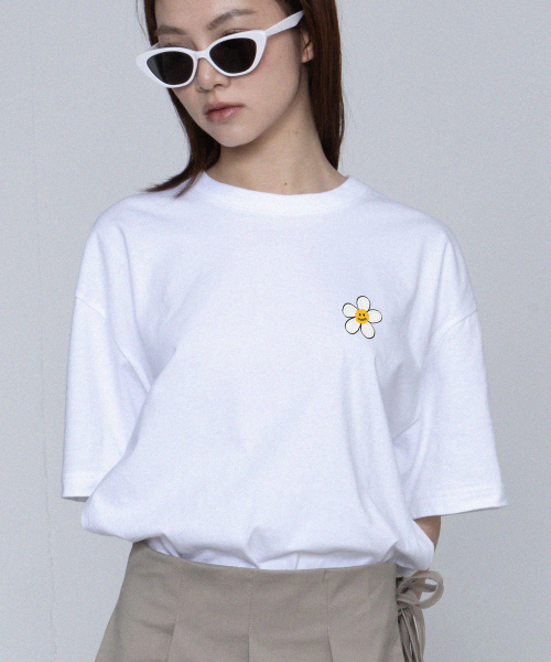 GRAVER（グレーバー）の「[ユニセックス]ペインティングスモールフラワードット半袖Tシャツ_ホワイト（Tシャツ/カットソー・レディース・ホワイト・SMALL/MEDIUM/X-LARGE/LARGE）」の2枚目の写真