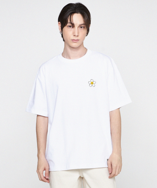 GRAVER（グレーバー）の「[ユニセックス]ペインティングスモールフラワードット半袖Tシャツ_ホワイト（Tシャツ/カットソー・レディース・ホワイト・SMALL/MEDIUM/X-LARGE/LARGE）」の3枚目の写真