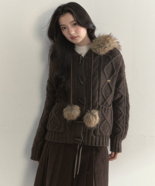 SunsetPark(サンセットパーク)の「フェイクファーポンポン付 ケーブル編みニットフーディー SP25a057【SunsetPark】【2025AW】(ニット/セーター・レディース・グレー/ブラウン/アイボリー・S/M)」の2枚目の写真