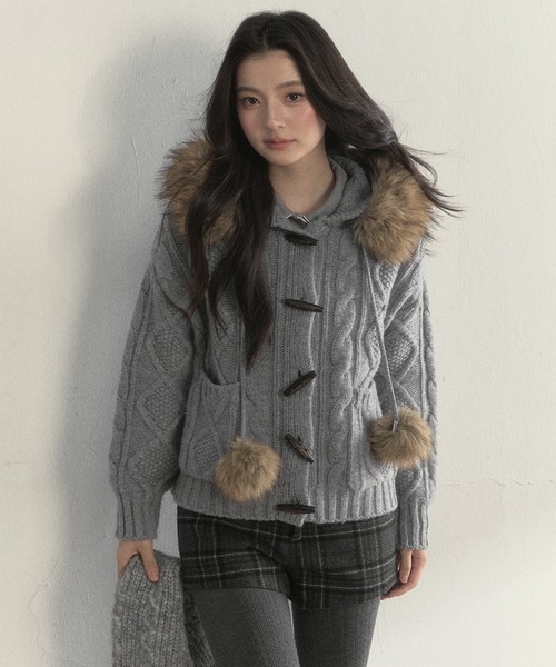 SunsetPark(サンセットパーク)の「フェイクファーポンポン付 ケーブル編みニットフーディー SP25a057【SunsetPark】【2025AW】(ニット/セーター・レディース・グレー/ブラウン/アイボリー・S/M)」の3枚目の写真