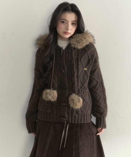 SunsetPark(サンセットパーク)の「フェイクファーポンポン付 ケーブル編みニットフーディー SP25a057【SunsetPark】【2025AW】(ニット/セーター・レディース・グレー/ブラウン/アイボリー・S/M)」の4枚目の写真