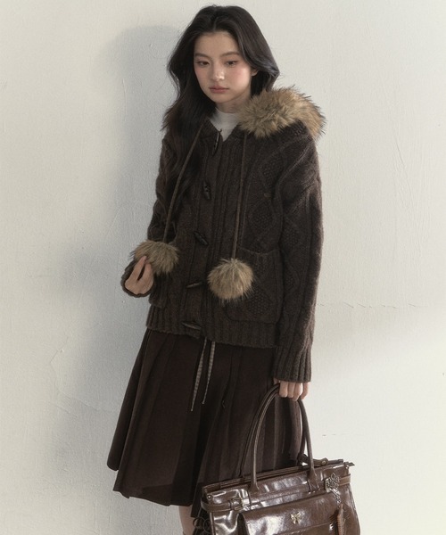SunsetPark(サンセットパーク)の「フェイクファーポンポン付 ケーブル編みニットフーディー SP25a057【SunsetPark】【2025AW】(ニット/セーター・レディース・グレー/ブラウン/アイボリー・S/M)」の5枚目の写真