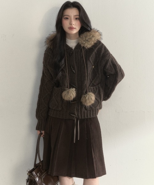 SunsetPark(サンセットパーク)の「フェイクファーポンポン付 ケーブル編みニットフーディー SP25a057【SunsetPark】【2025AW】(ニット/セーター・レディース・グレー/ブラウン/アイボリー・S/M)」の6枚目の写真