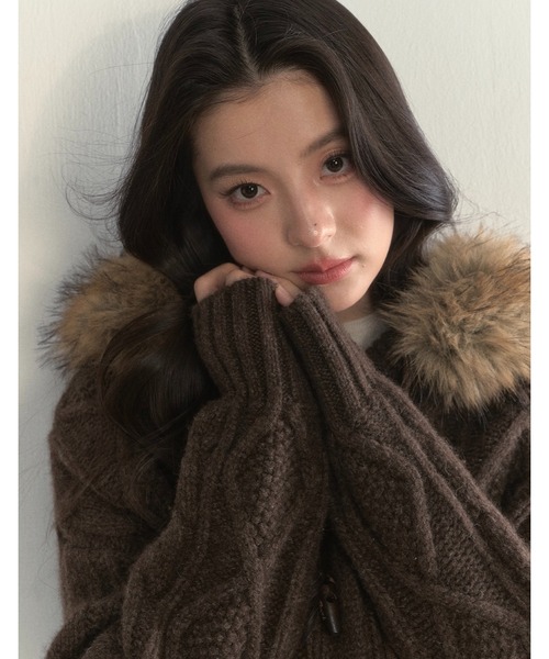 SunsetPark(サンセットパーク)の「フェイクファーポンポン付 ケーブル編みニットフーディー SP25a057【SunsetPark】【2025AW】(ニット/セーター・レディース・グレー/ブラウン/アイボリー・S/M)」の7枚目の写真