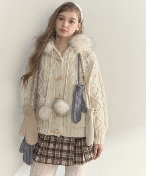 SunsetPark(サンセットパーク)の「フェイクファーポンポン付 ケーブル編みニットフーディー SP25a057【SunsetPark】【2025AW】(ニット/セーター・レディース・グレー/ブラウン/アイボリー・S/M)」の12枚目の写真