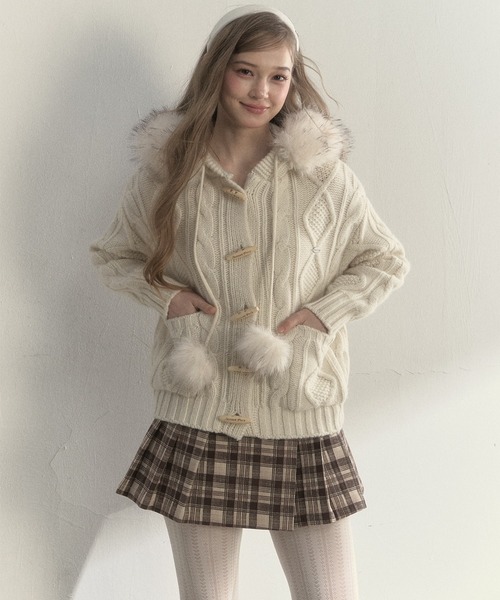 SunsetPark(サンセットパーク)の「フェイクファーポンポン付 ケーブル編みニットフーディー SP25a057【SunsetPark】【2025AW】(ニット/セーター・レディース・グレー/ブラウン/アイボリー・S/M)」の13枚目の写真
